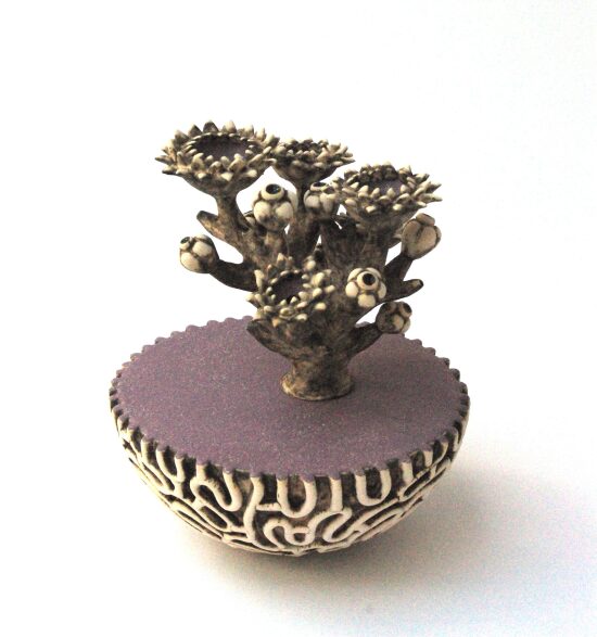 "Lagon", faïence modelée, engobée, émaillée, H 25 cm
