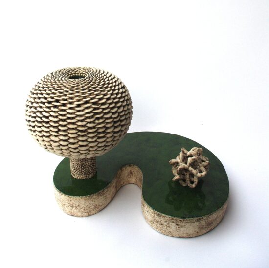 "Paysage", faïence modelée, engobée, émaillée, H 29 cm